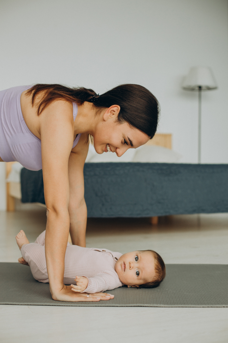 madre-su-hija-practicar-yoga-casa (1) (1)