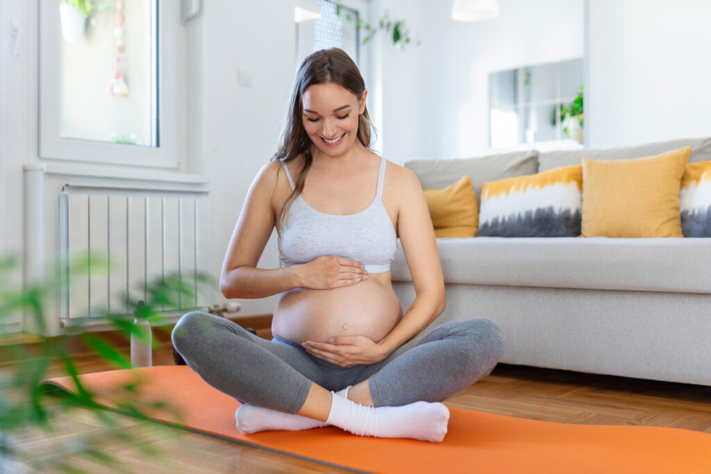 mujer-embarazada-entrenando-yoga-acariciando-su-vientre-joven-expectante-feliz-relajandose-pensando-su-bebe-disfrutando-su-vida-futura-concepto-yoga-embarazo-maternidad (1)