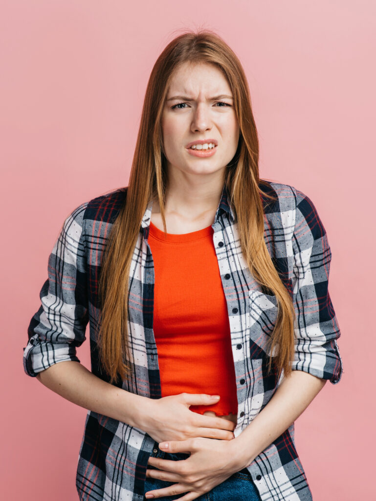 mujer-rubia-que-tiene-dolor-barriga (1)